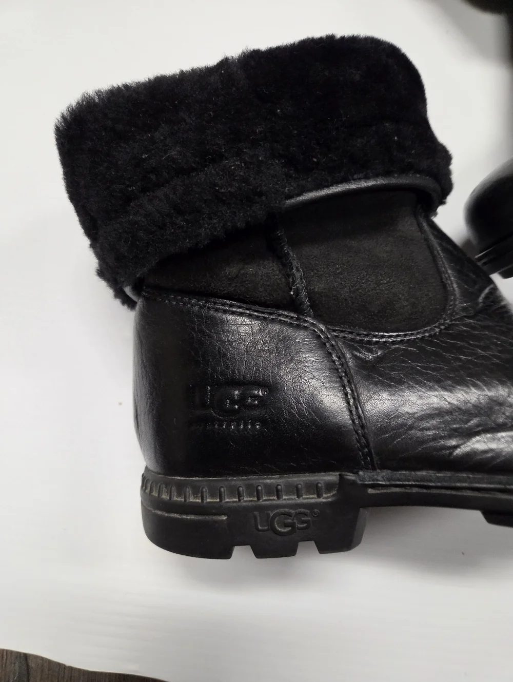 UGG Beacon Brooks Leather Sheepskin Boots Youth Size 4
